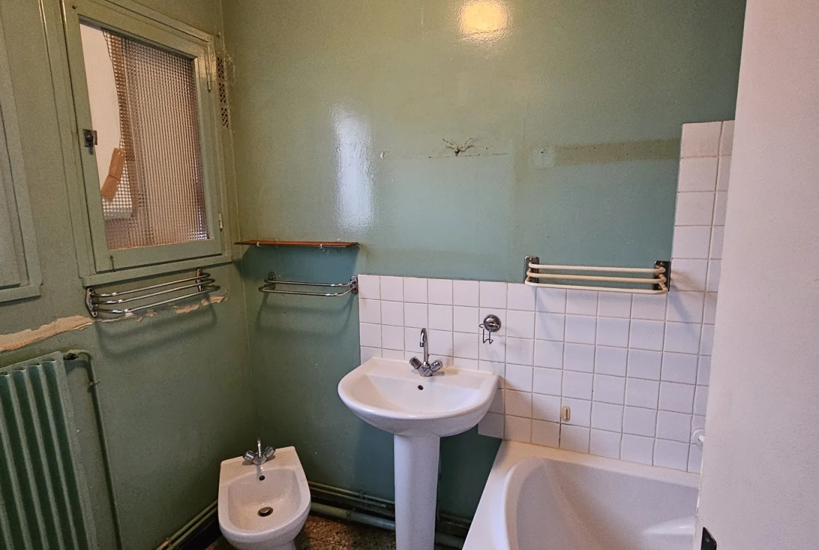 Appartement traversant F3-F4 à rénover à Bourges avec parking et cave 