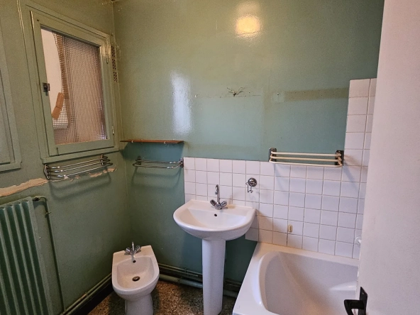 Appartement traversant F3-F4 à rénover à Bourges avec parking et cave 