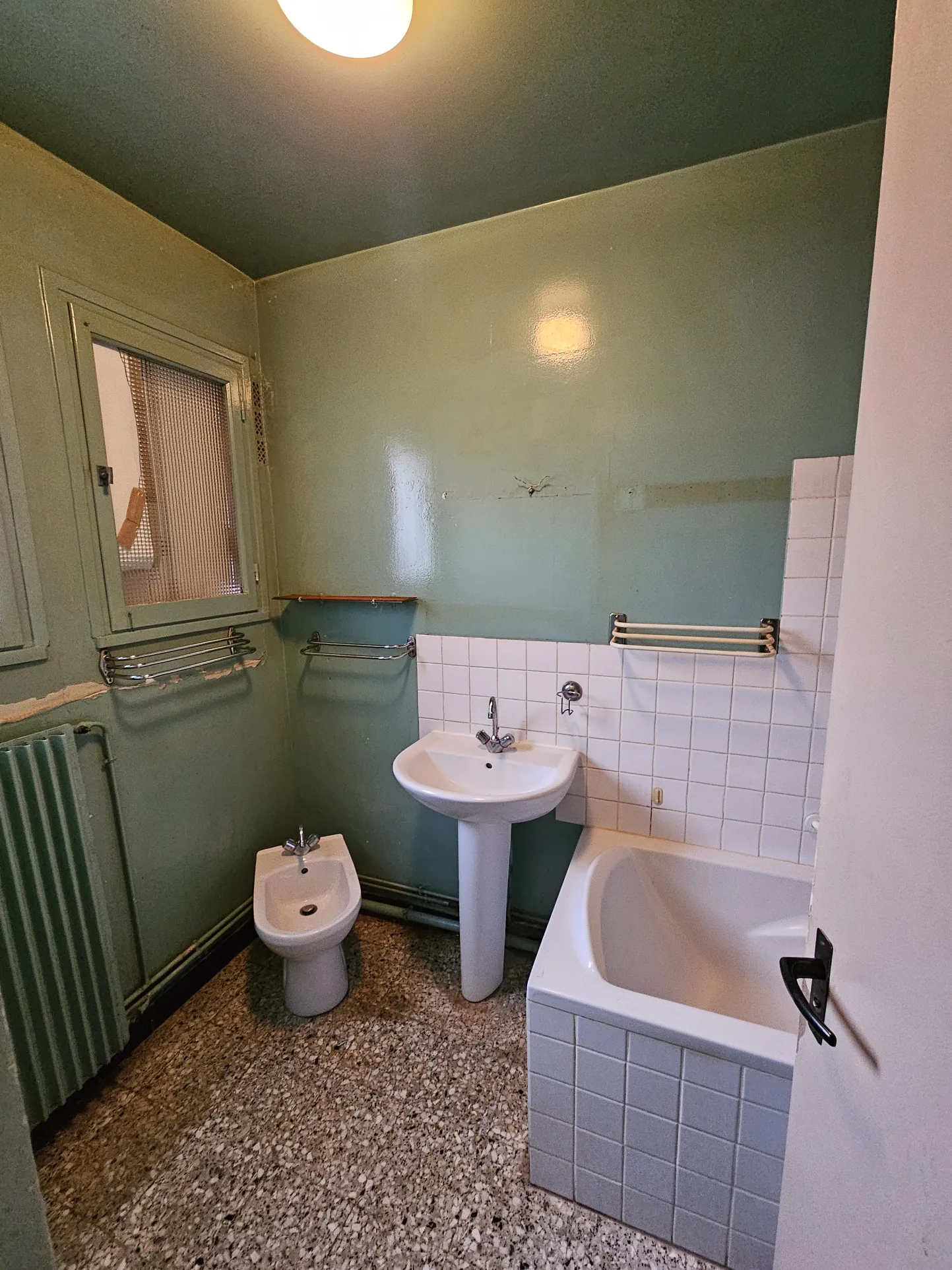 Appartement traversant F3-F4 à rénover à Bourges avec parking et cave 