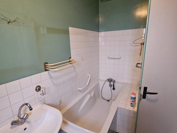 Appartement traversant F3-F4 à rénover à Bourges avec parking et cave 