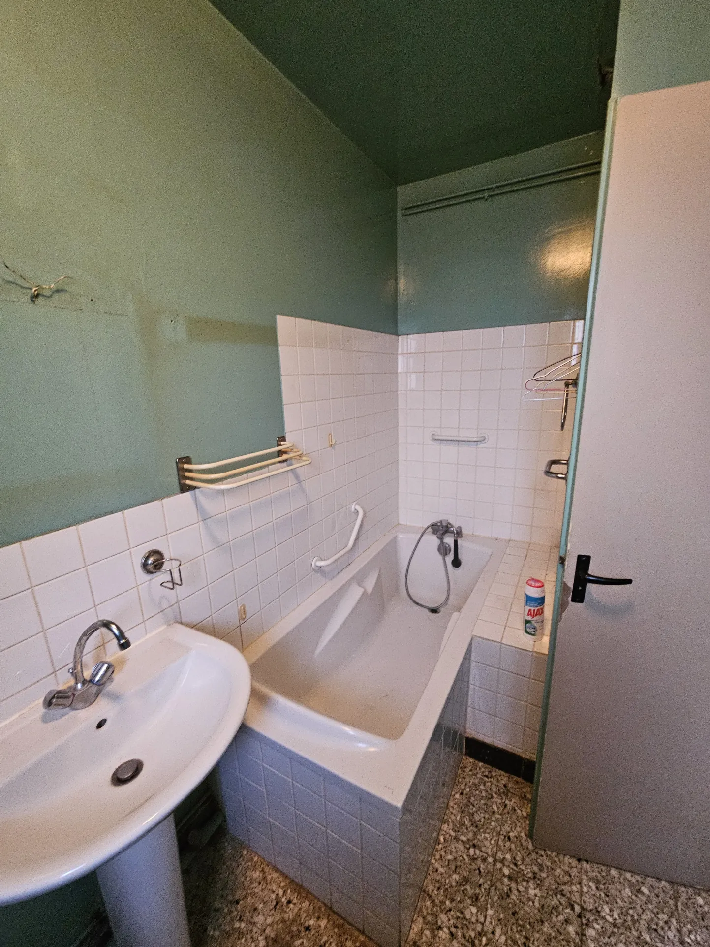 Appartement traversant F3-F4 à rénover à Bourges avec parking et cave 