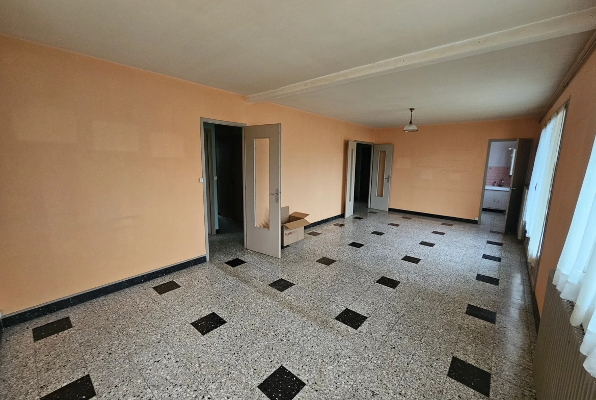 Appartement traversant F3-F4 à rénover à Bourges avec parking et cave 