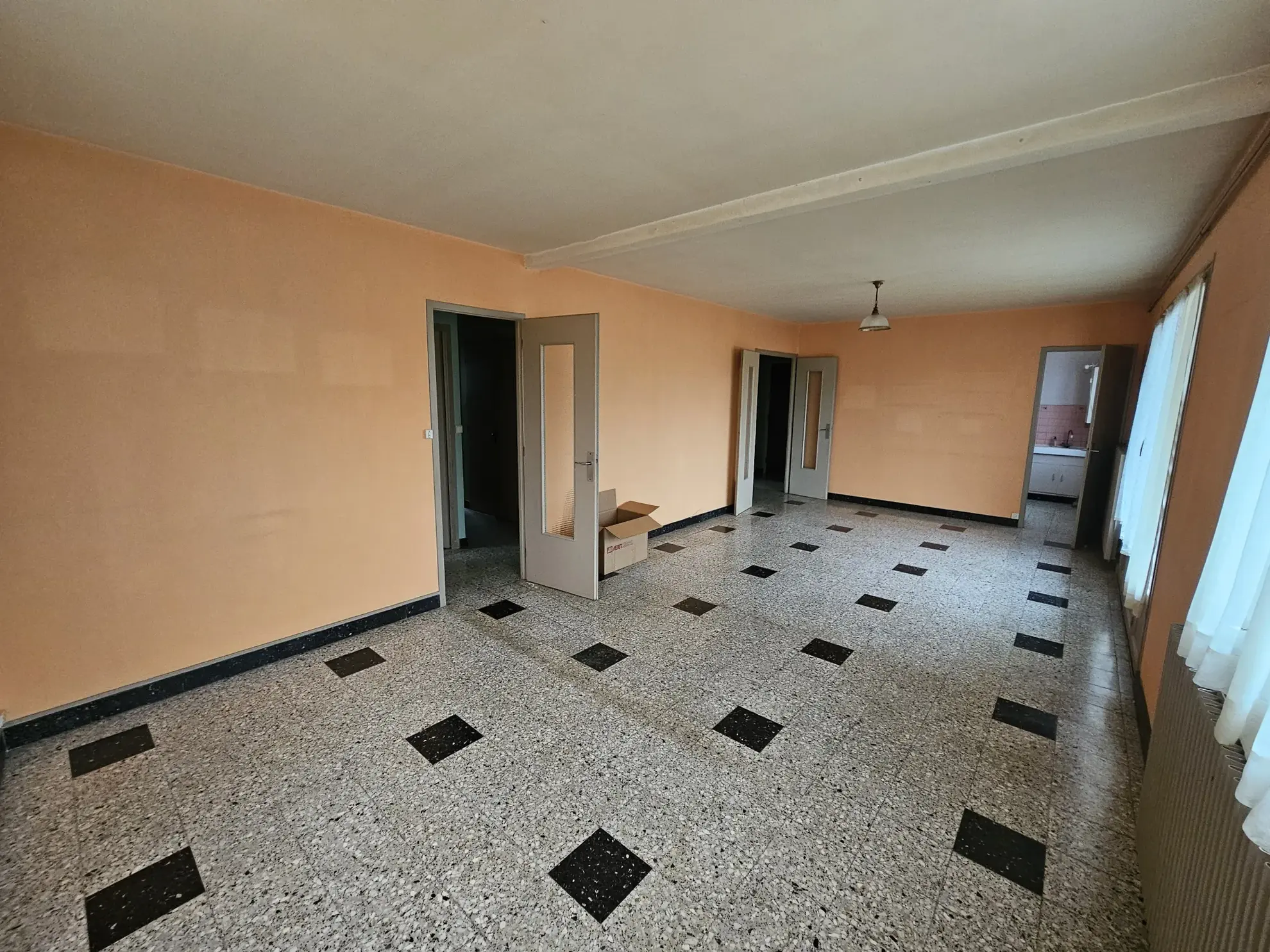 Appartement traversant F3-F4 à rénover à Bourges avec parking et cave 