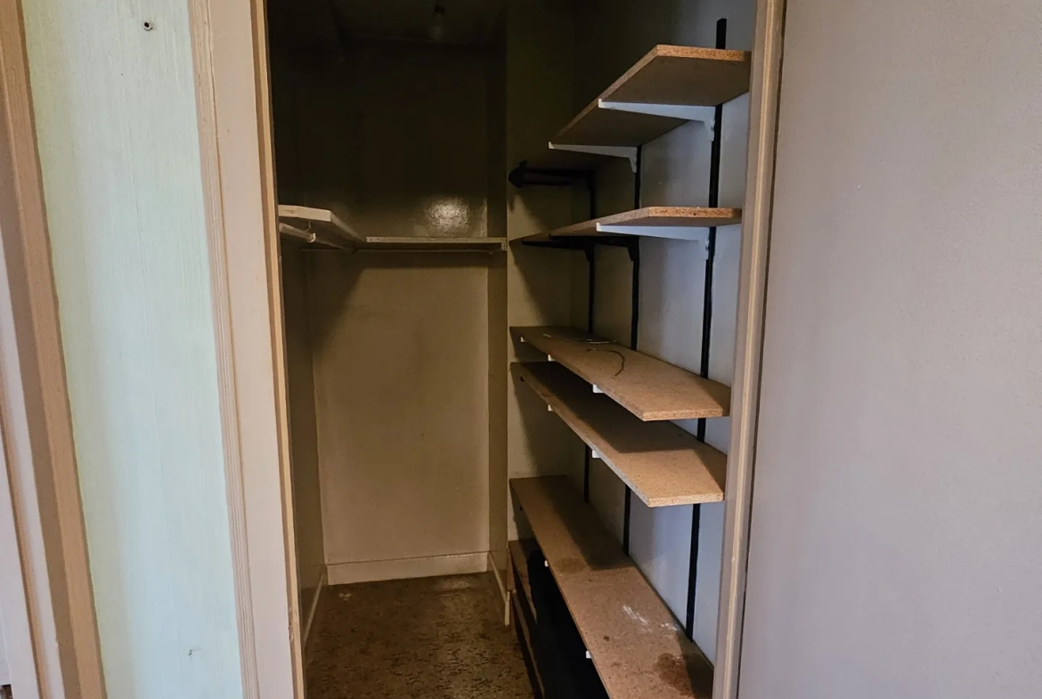 Appartement traversant F3-F4 à rénover à Bourges avec parking et cave 