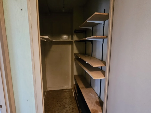 Appartement traversant F3-F4 à rénover à Bourges avec parking et cave 