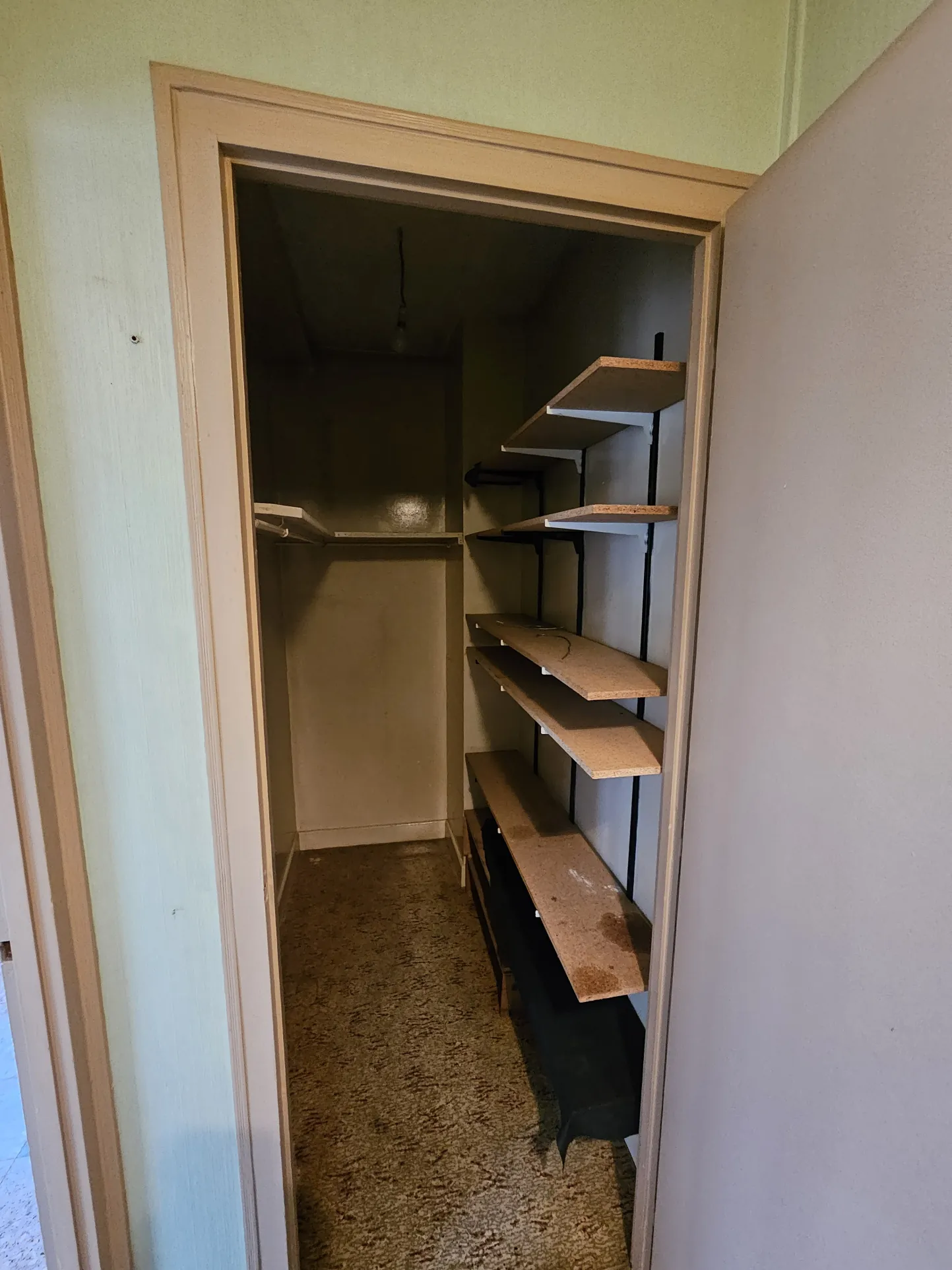 Appartement traversant F3-F4 à rénover à Bourges avec parking et cave 