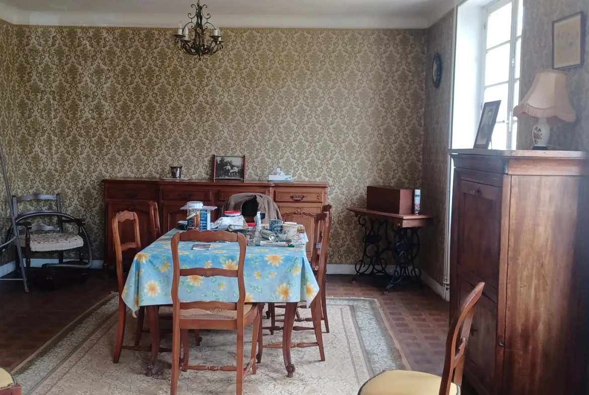 Maison à rénover à Sarlat, proche du centre-ville historique avec jardin et potentiel de division 