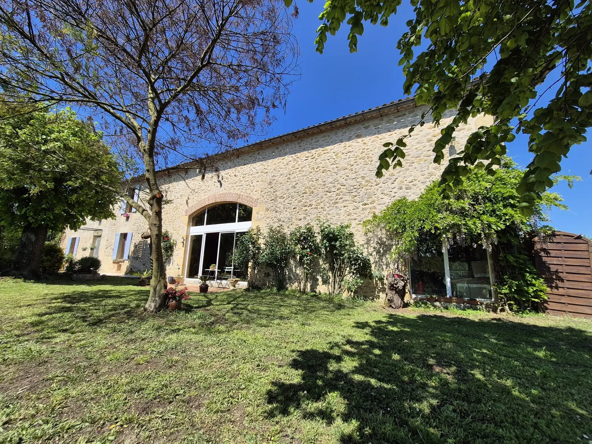 Magnifique maison en pierre de 192 m² avec jardin et dépendances à Morizes 