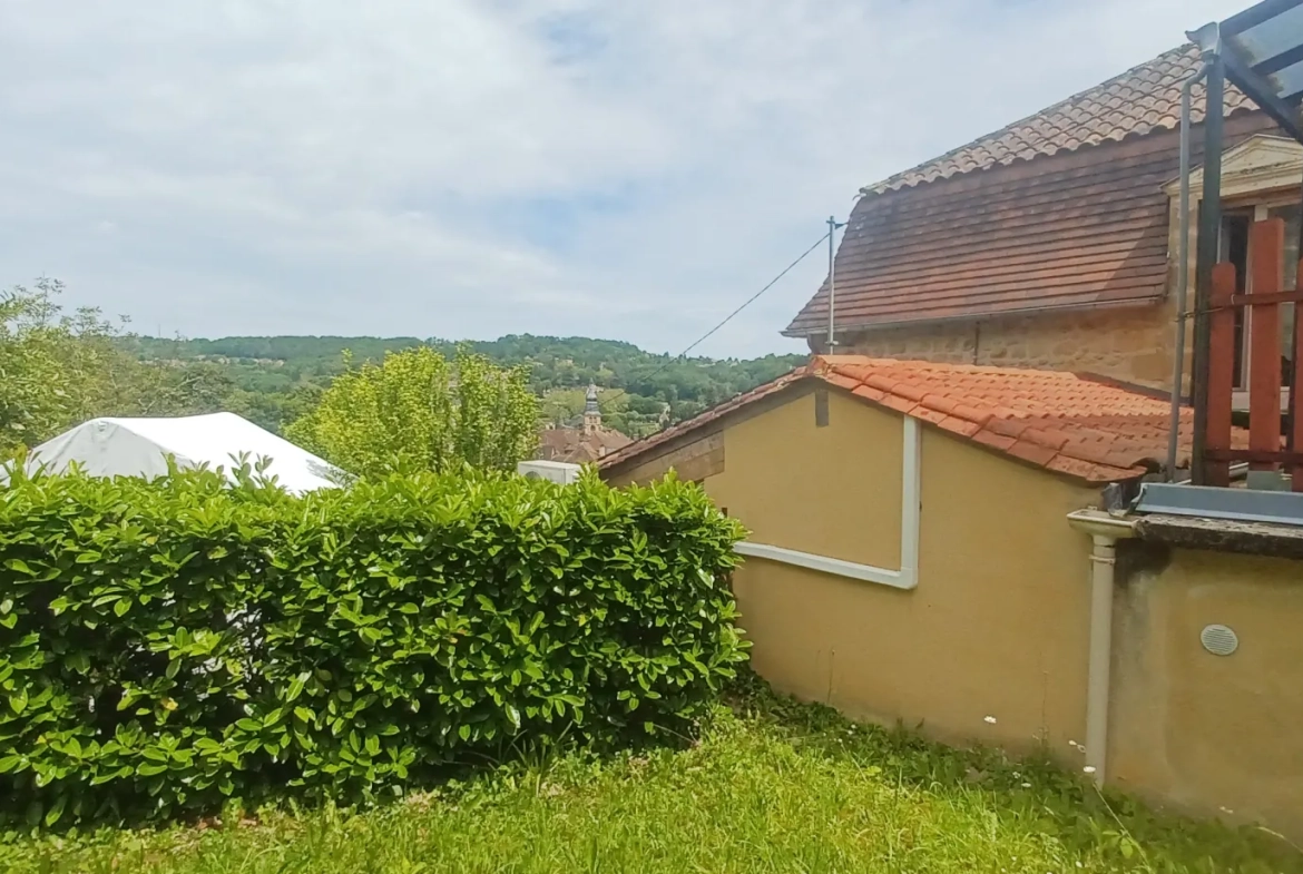 Maison à rénover à Sarlat, proche du centre-ville historique avec jardin et potentiel de division 