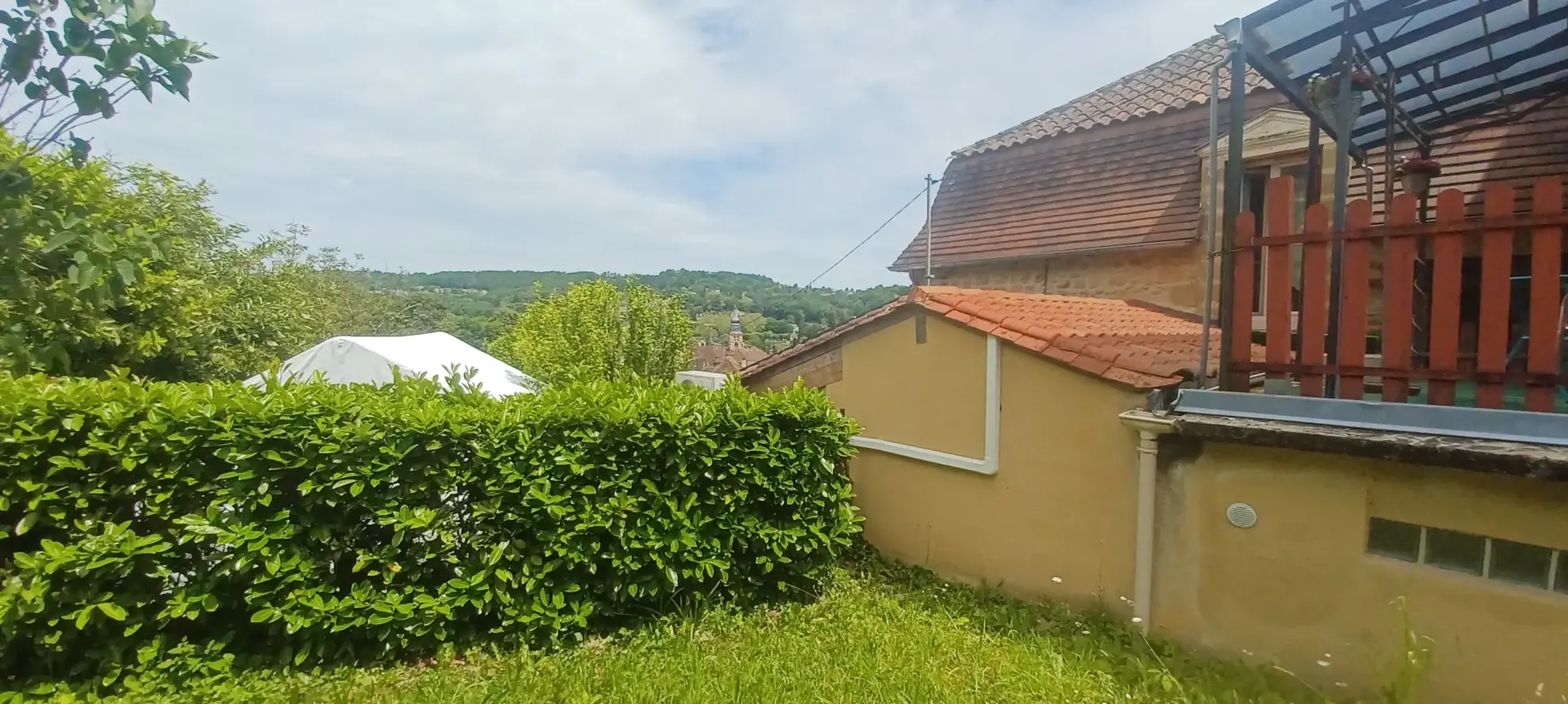 Maison à rénover à Sarlat, proche du centre-ville historique avec jardin et potentiel de division 