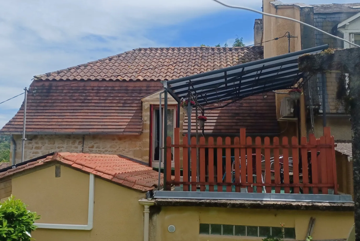 Maison à rénover à Sarlat, proche du centre-ville historique avec jardin et potentiel de division 