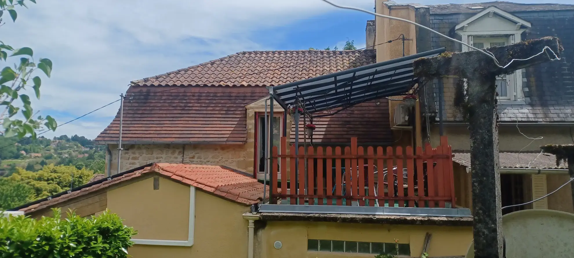 Maison à rénover à Sarlat, proche du centre-ville historique avec jardin et potentiel de division 
