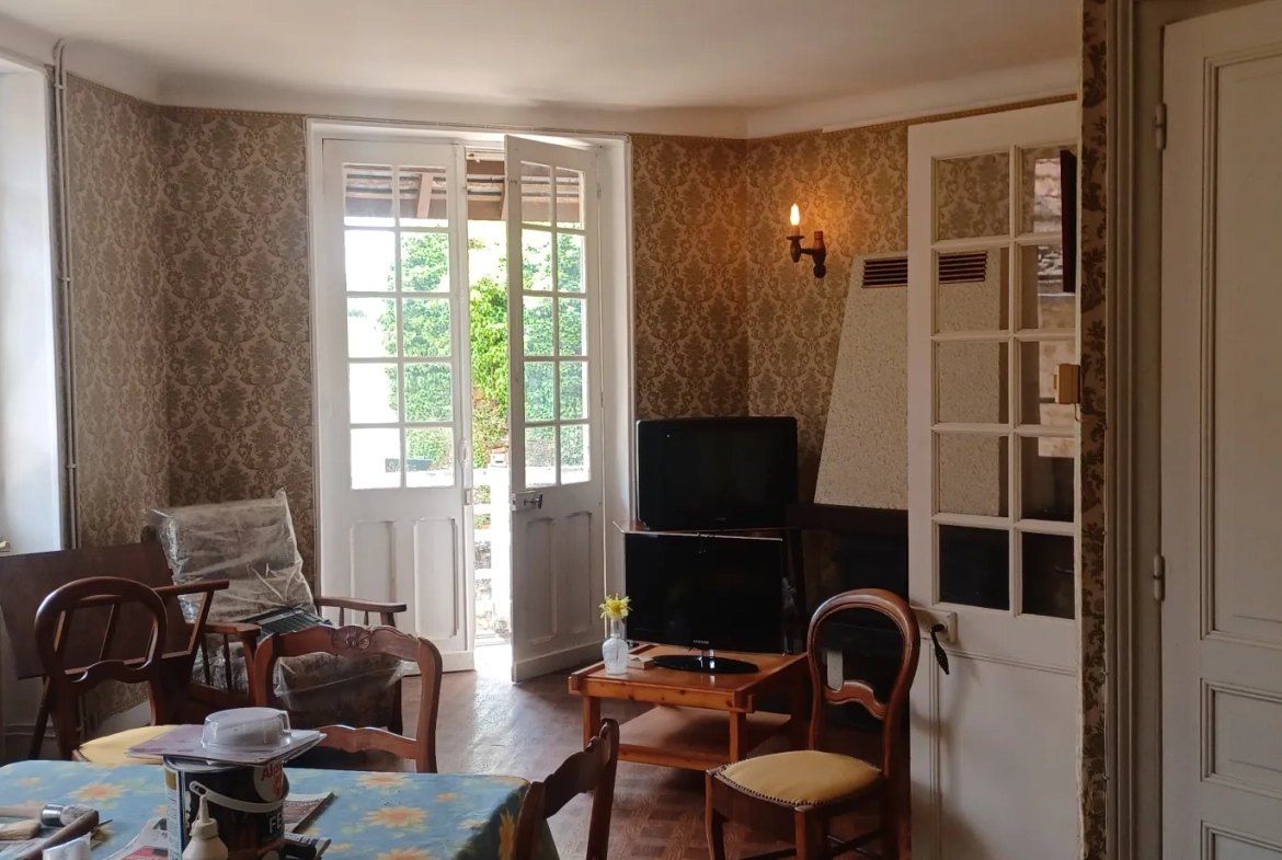 Maison à rénover à Sarlat, proche du centre-ville historique avec jardin et potentiel de division 