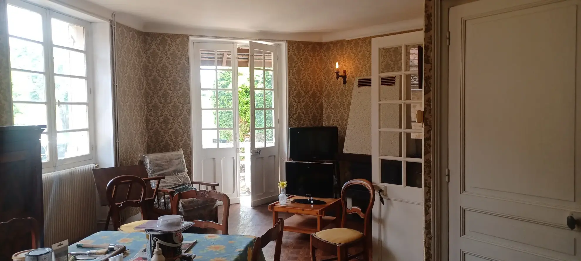 Maison à rénover à Sarlat, proche du centre-ville historique avec jardin et potentiel de division 
