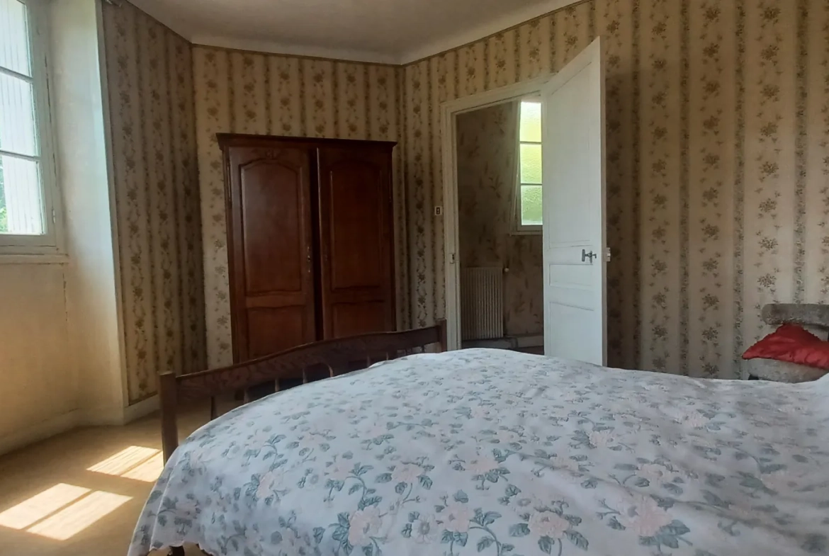 Maison à rénover à Sarlat, proche du centre-ville historique avec jardin et potentiel de division 