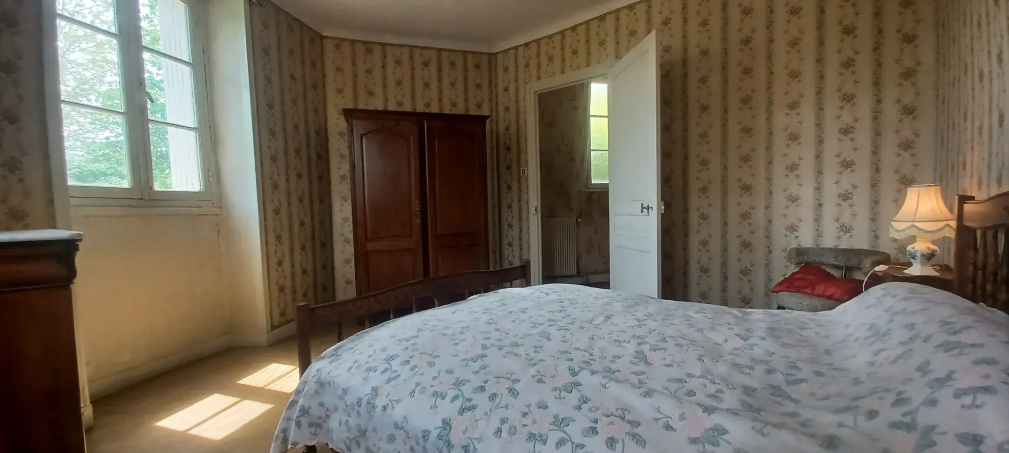 Maison à rénover à Sarlat, proche du centre-ville historique avec jardin et potentiel de division 