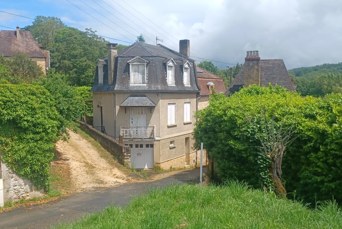 Maison à rénover à Sarlat, proche du centre-ville historique avec jardin et potentiel de division 