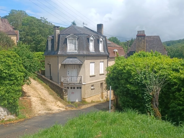 Maison à rénover à Sarlat, proche du centre-ville historique avec jardin et potentiel de division