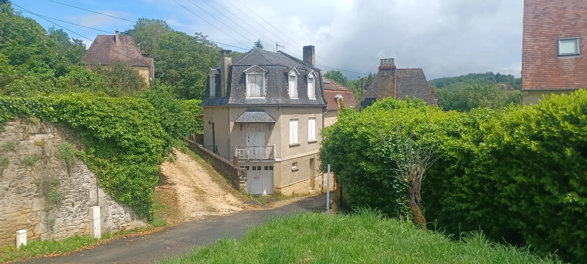 Maison à rénover à Sarlat, proche du centre-ville historique avec jardin et potentiel de division 