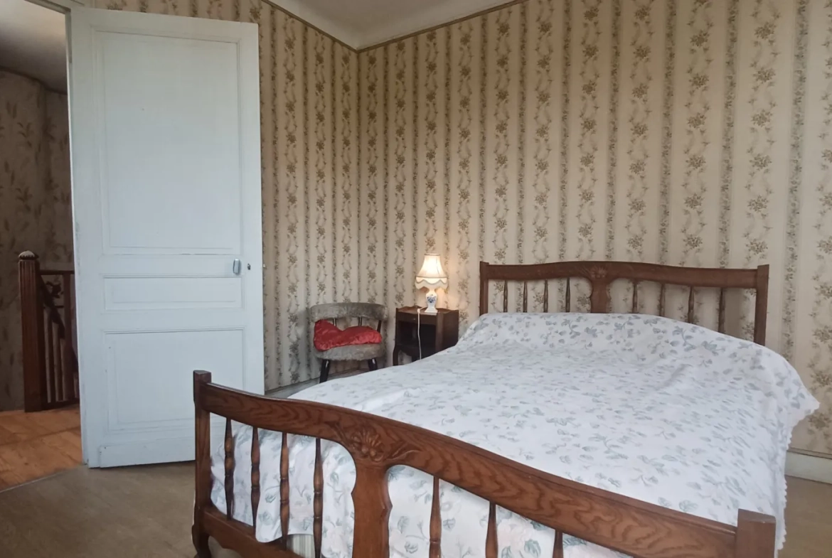 Maison à rénover à Sarlat, proche du centre-ville historique avec jardin et potentiel de division 