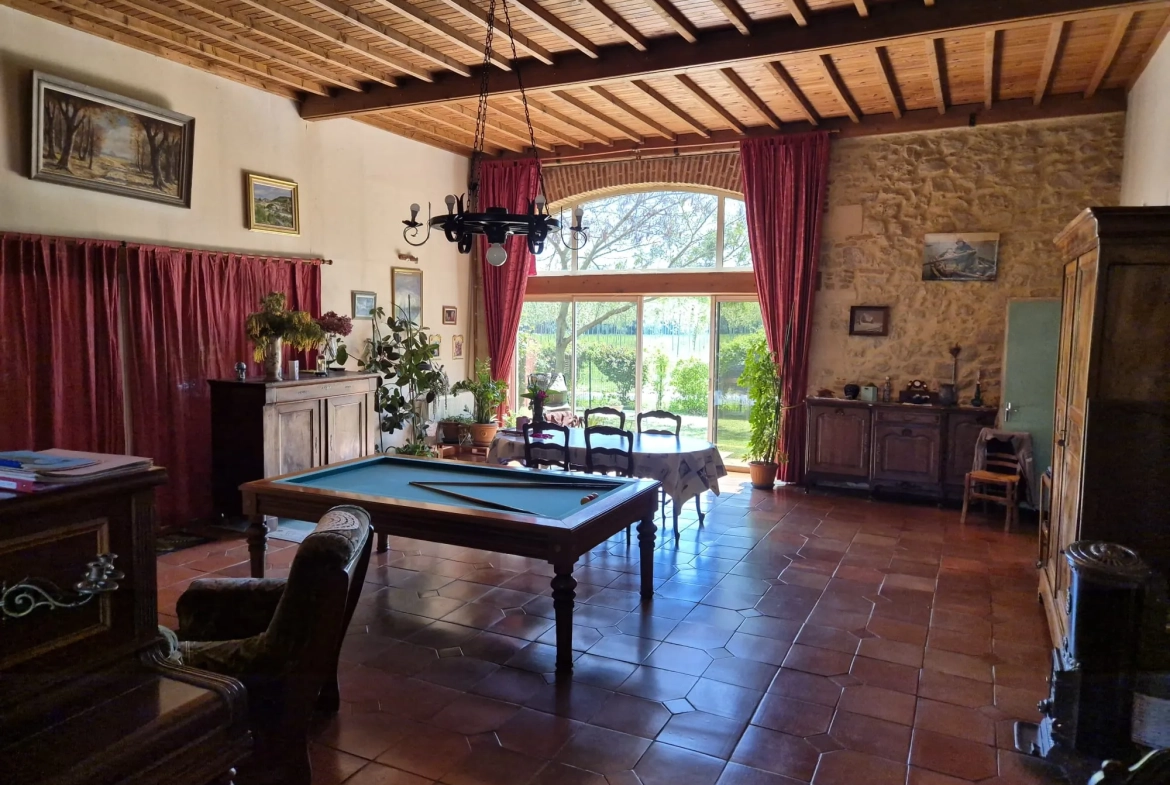 Magnifique maison en pierre de 192 m² avec jardin et dépendances à Morizes 