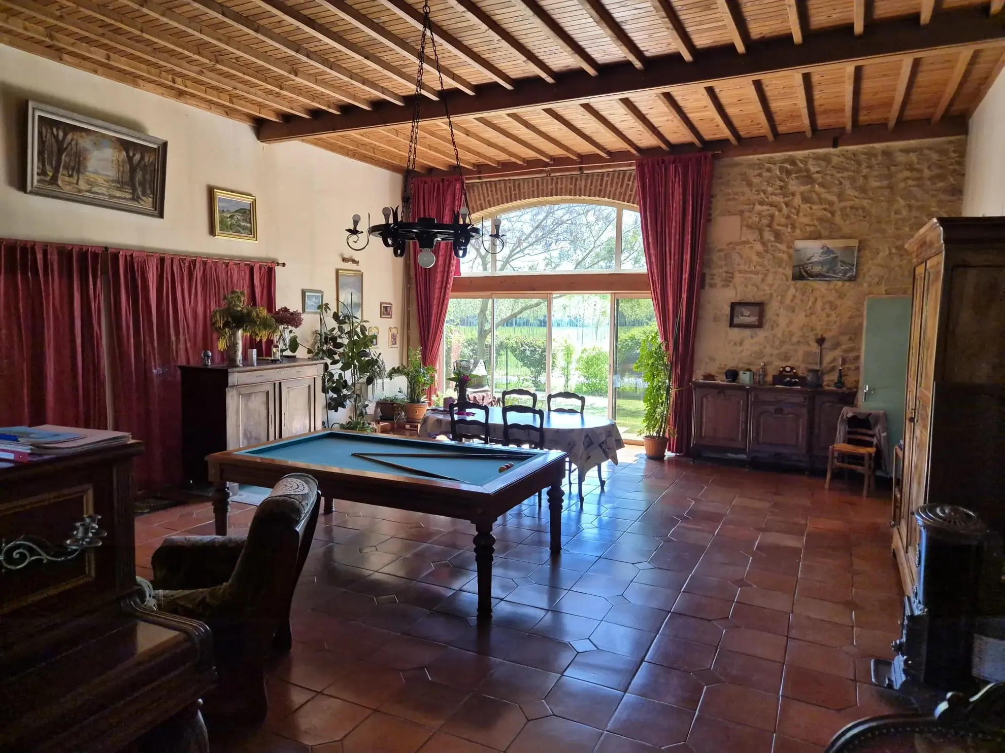 Magnifique maison en pierre de 192 m² avec jardin et dépendances à Morizes 
