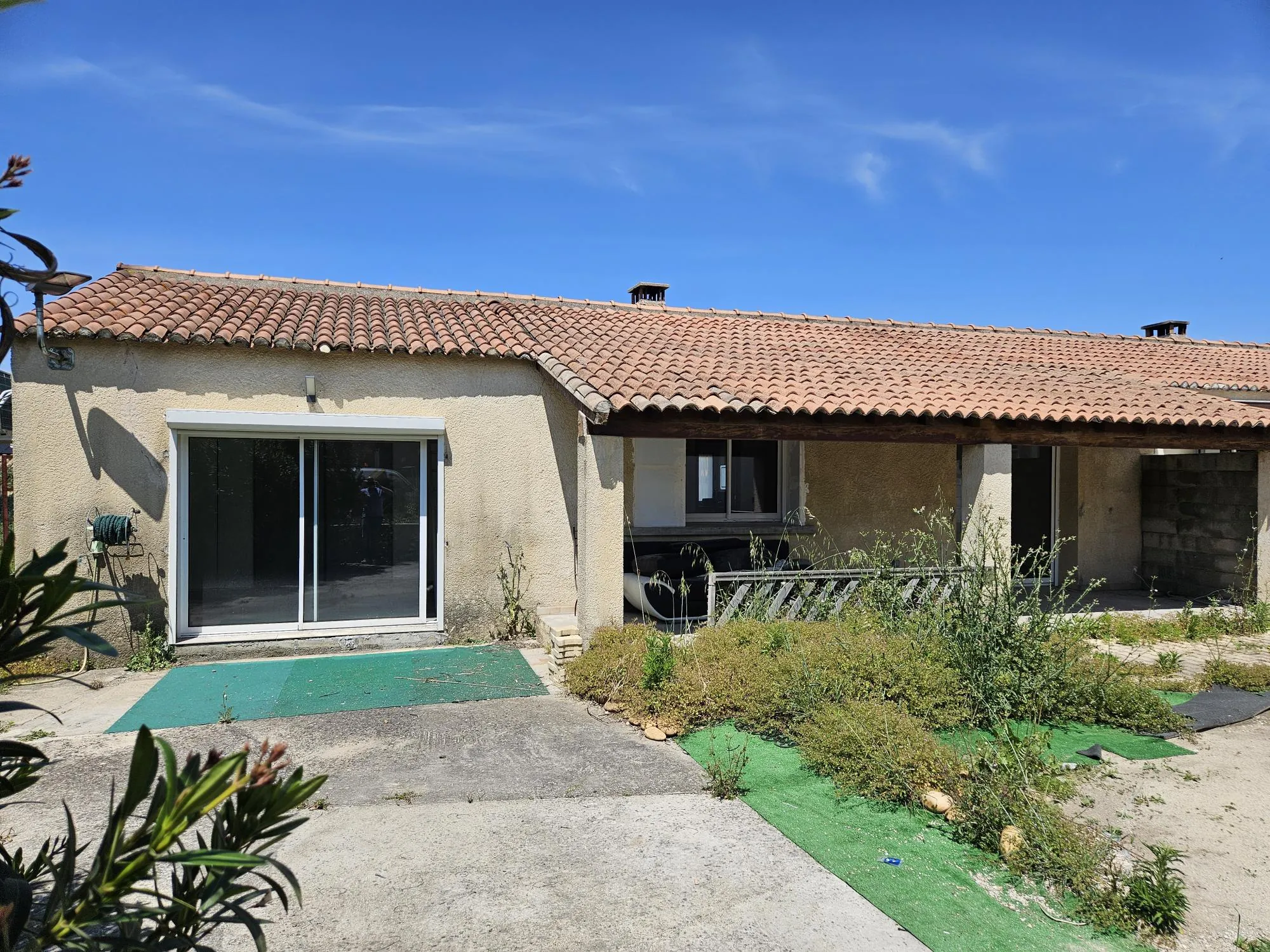 Villa de 80 m² à vendre à St Genies de Comolas, plain-pied avec terrasse et jardin clos 