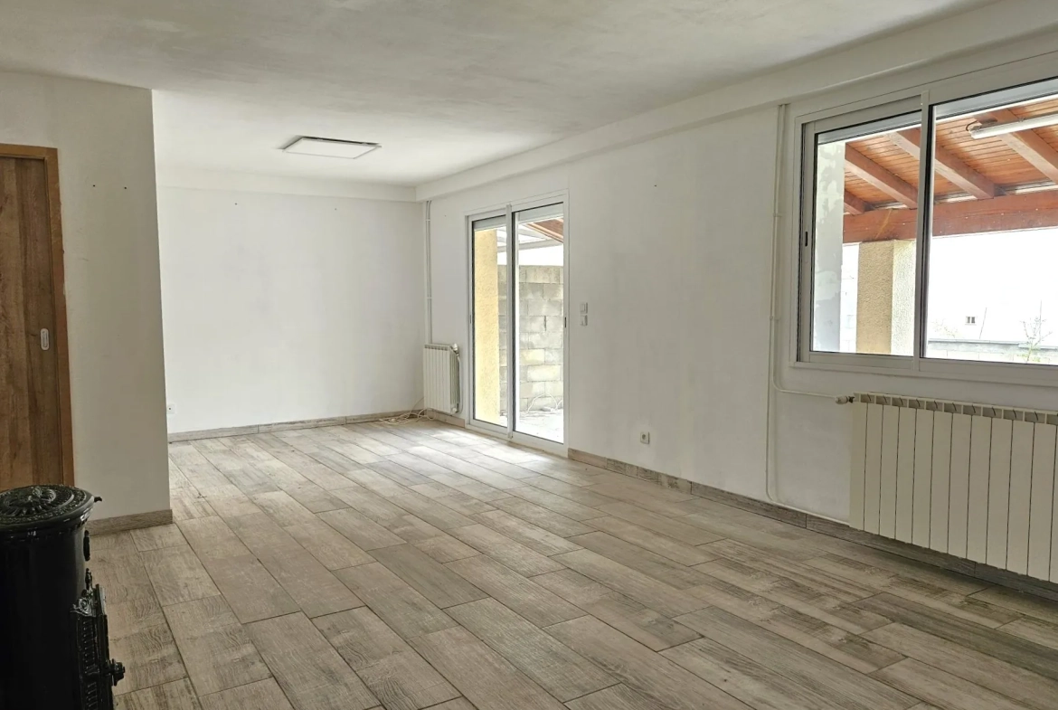 Villa de 80 m² à vendre à St Genies de Comolas, plain-pied avec terrasse et jardin clos 
