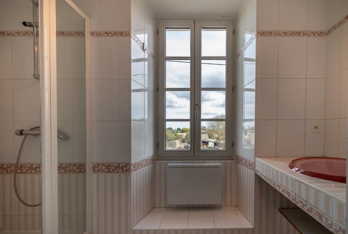 Charmante maison charentaise rénovée de 149 m² avec dépendance et jardin à Pons 