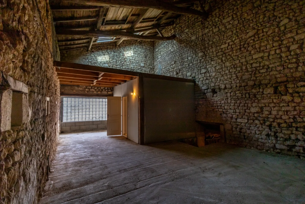 Charmante maison charentaise rénovée de 149 m² avec dépendance et jardin à Pons 