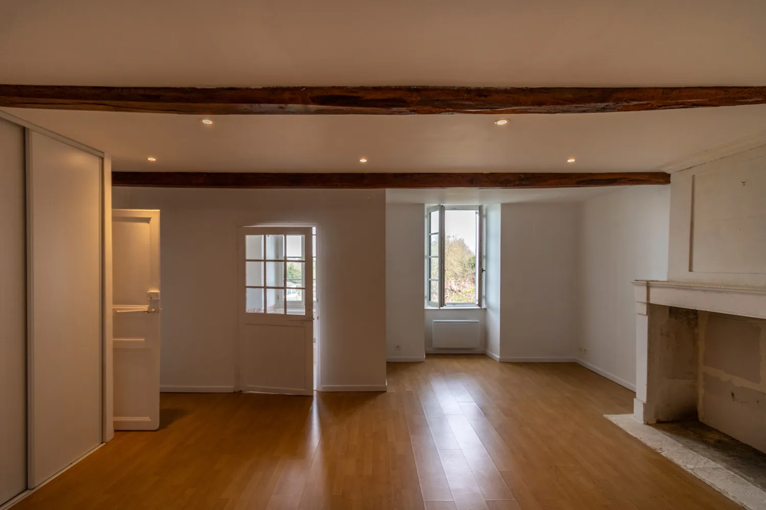 Charmante maison charentaise rénovée de 149 m² avec dépendance et jardin à Pons 