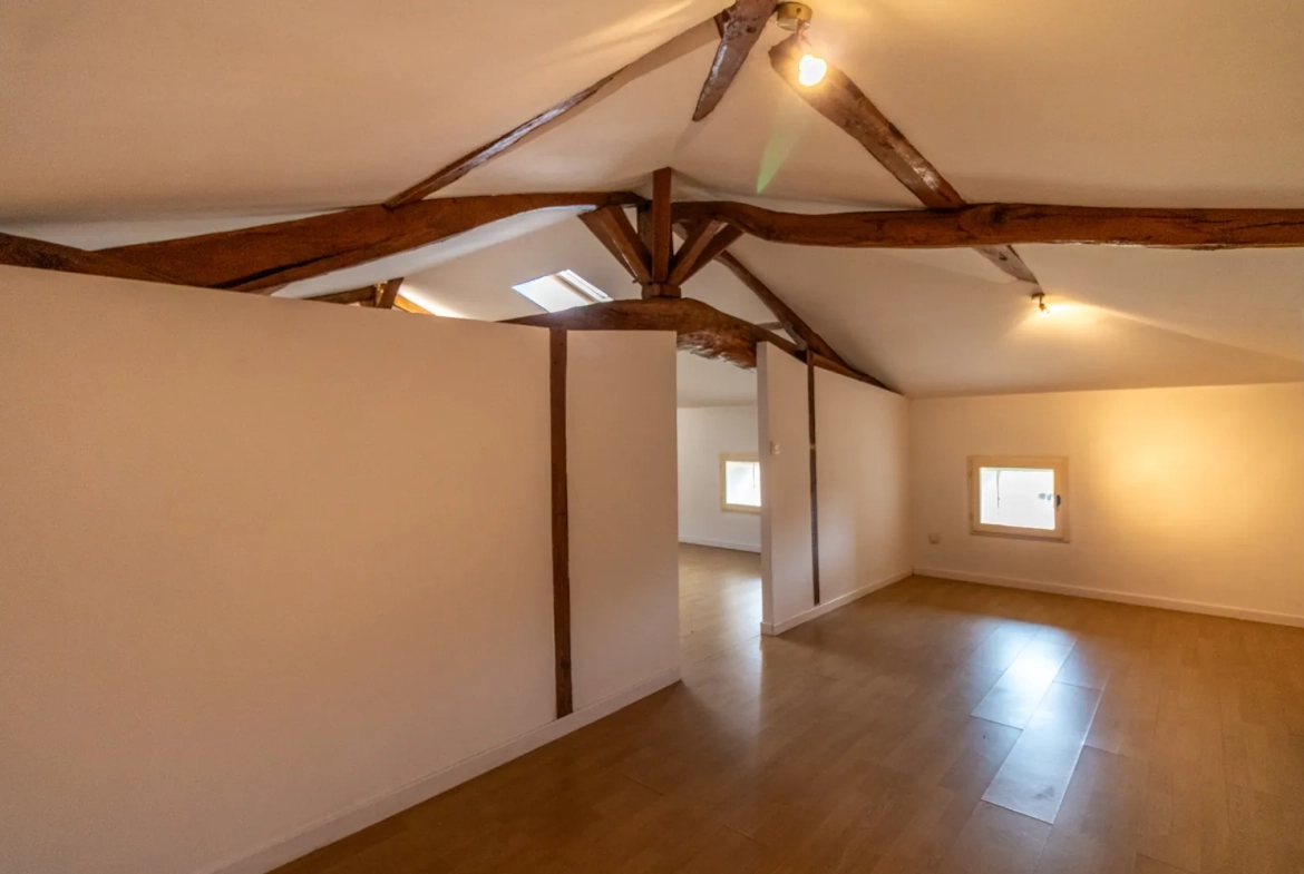 Charmante maison charentaise rénovée de 149 m² avec dépendance et jardin à Pons 