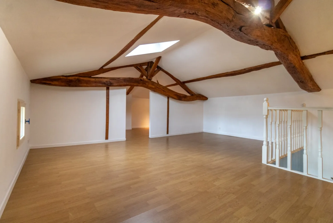 Charmante maison charentaise rénovée de 149 m² avec dépendance et jardin à Pons 