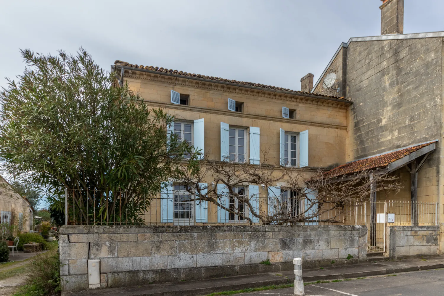 Charmante maison charentaise rénovée de 149 m² avec dépendance et jardin à Pons 