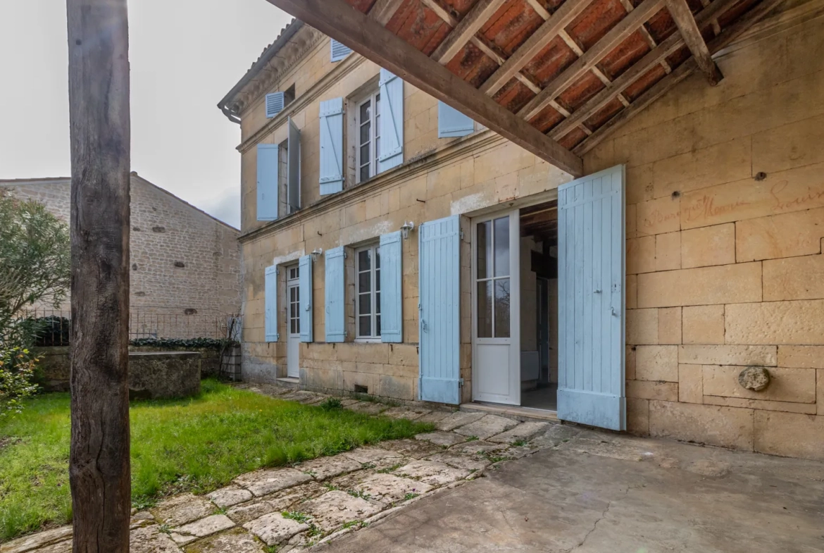 Charmante maison charentaise rénovée de 149 m² avec dépendance et jardin à Pons 