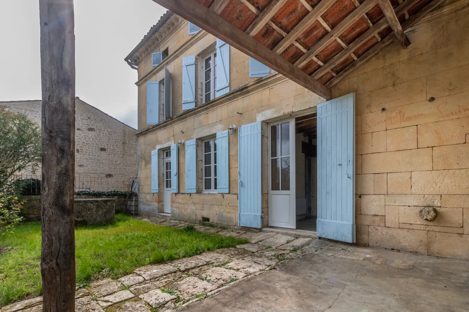 Charmante maison charentaise rénovée de 149 m² avec dépendance et jardin à Pons 