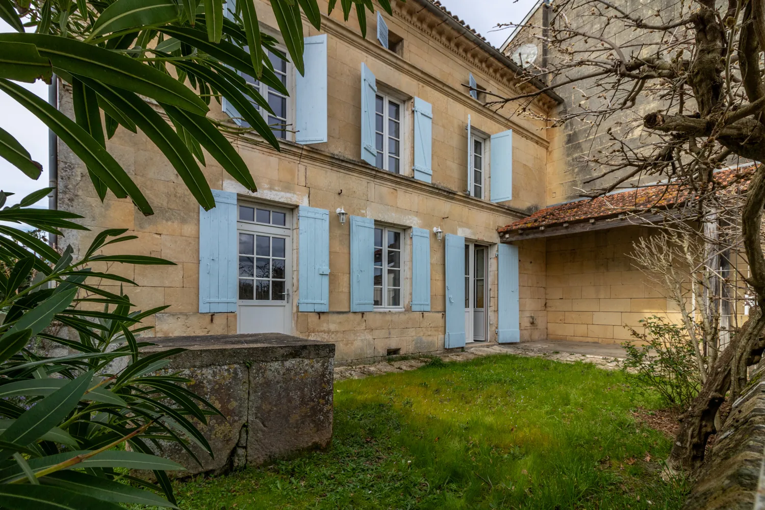 Charmante maison charentaise rénovée de 149 m² avec dépendance et jardin à Pons 