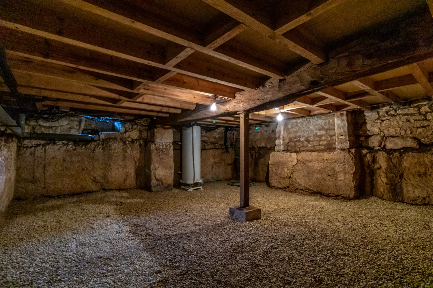 Charmante maison charentaise rénovée de 149 m² avec dépendance et jardin à Pons 