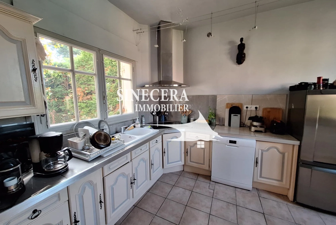 Belle maison à Ribérac avec piscine, grand terrain et dépendances 