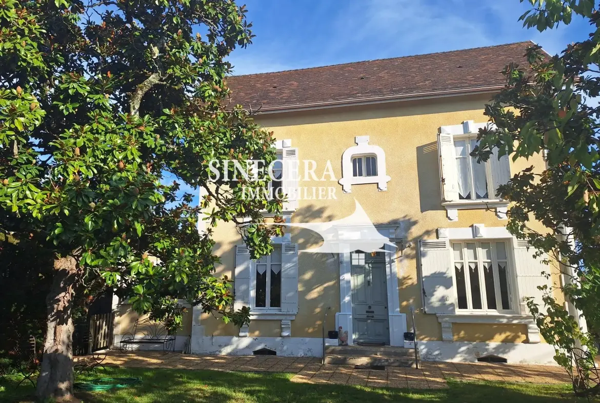 Belle maison à Ribérac avec piscine, grand terrain et dépendances 