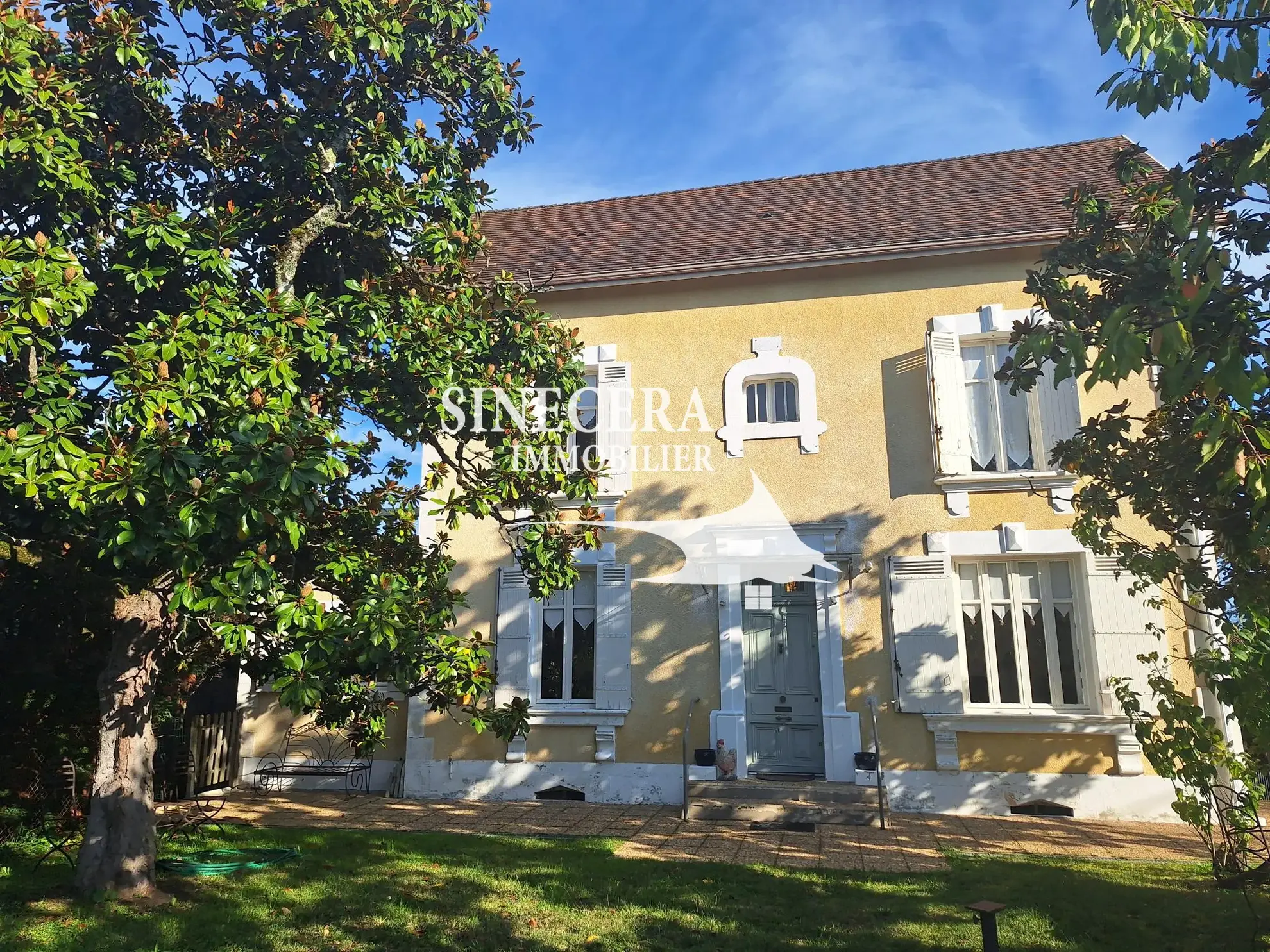 Belle maison à Ribérac avec piscine, grand terrain et dépendances 