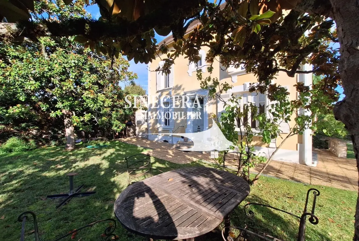 Belle maison à Ribérac avec piscine, grand terrain et dépendances 