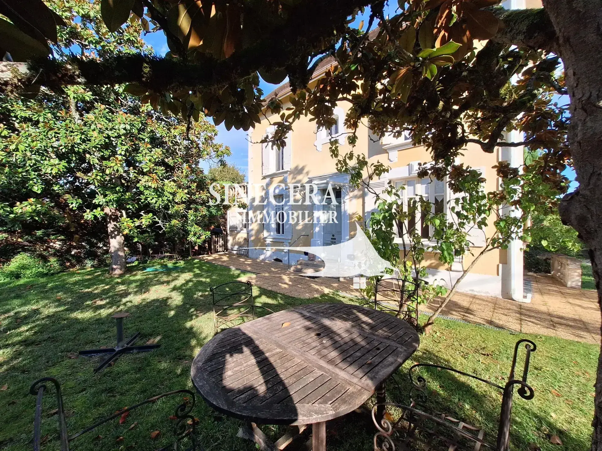 Belle maison à Ribérac avec piscine, grand terrain et dépendances 