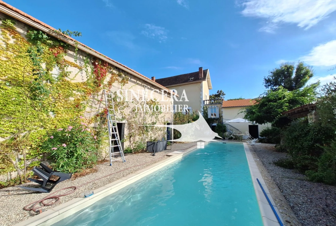 Belle maison à Ribérac avec piscine, grand terrain et dépendances 