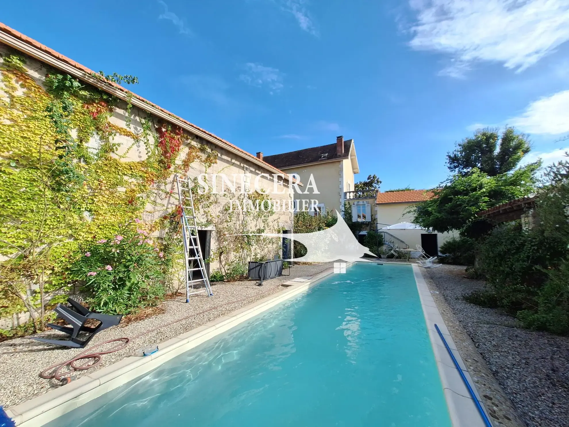 Belle maison à Ribérac avec piscine, grand terrain et dépendances 