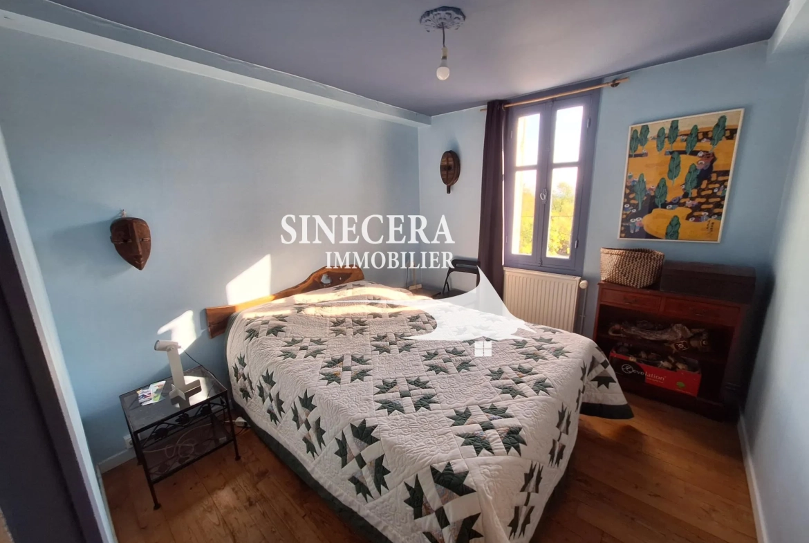 Belle maison à Ribérac avec piscine, grand terrain et dépendances 