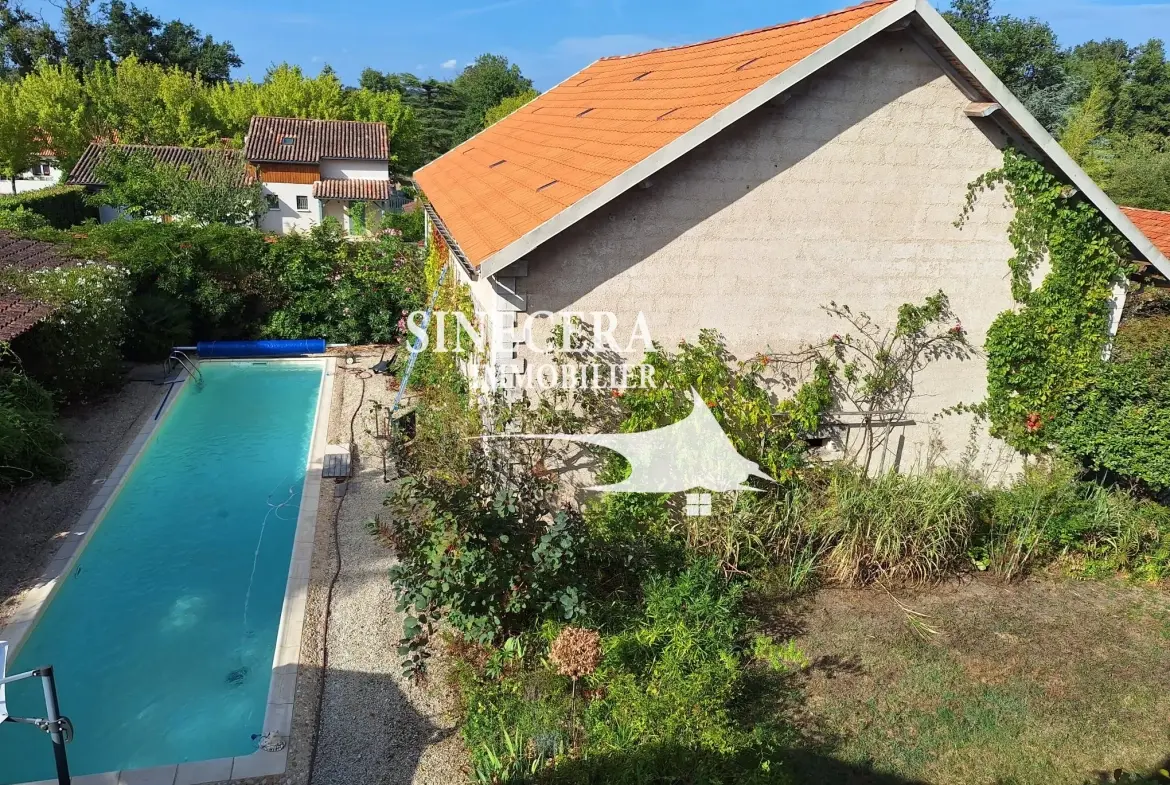 Belle maison à Ribérac avec piscine, grand terrain et dépendances 