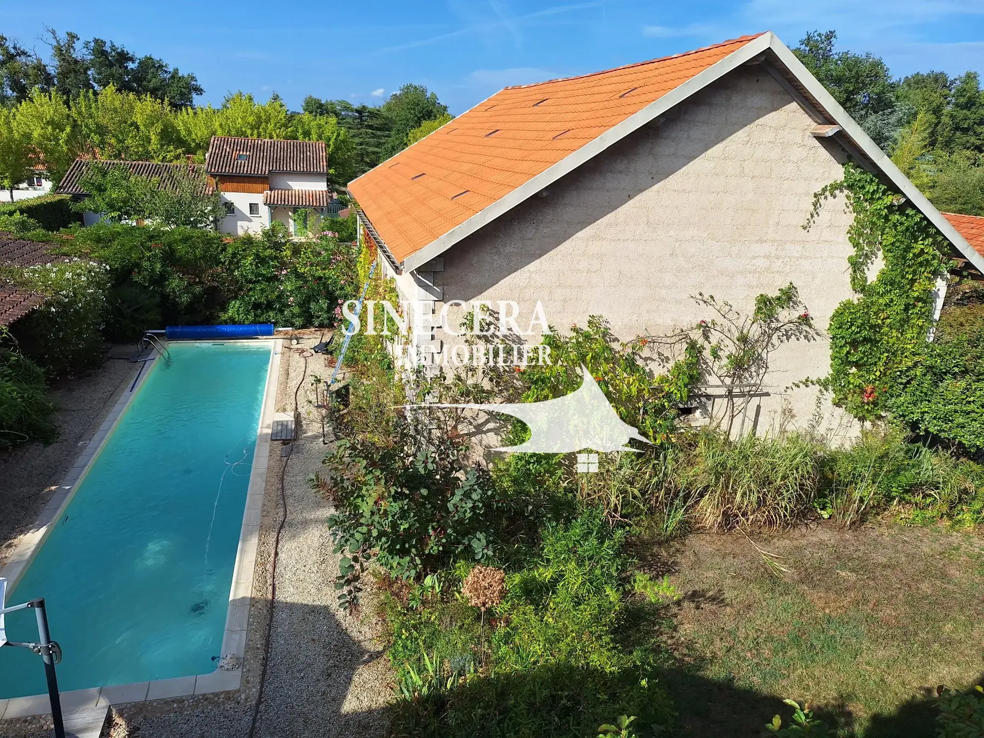 Belle maison à Ribérac avec piscine, grand terrain et dépendances 