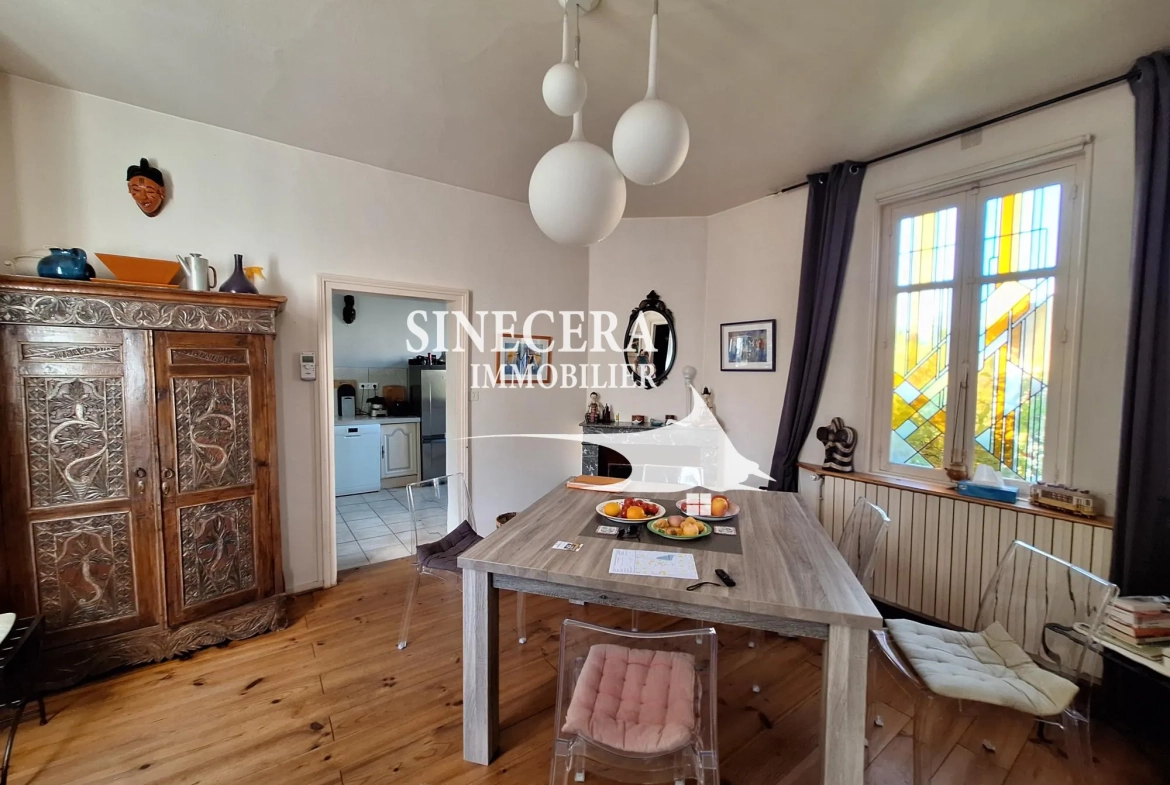 Belle maison à Ribérac avec piscine, grand terrain et dépendances 