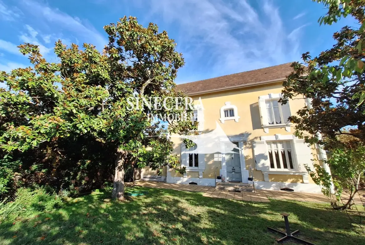 Belle maison à Ribérac avec piscine, grand terrain et dépendances 